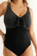 Malla entera marrón combinada, con nudo en el escote. Ofrece gran contención y cobertura del busto. Tiene bolsillo interno en el busto para colocar copa removible o prótesis externa. Confeccionada con tela que contiene fibra LYCRA® XTRA LIFE™.