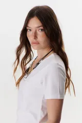 Remera de manga corta color beige, con escote en V.