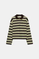 Polo de manga larga con diseño de rayas horizontales en tonos marrón, amarillo claro y celeste. Presenta cuello solapa, cierre frontal con botones y bajo recto.