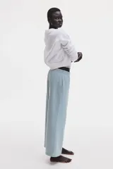Pantalón deportivo de corte relajado y piernas rectas, confeccionado en felpa liviana de mezcla de algodón. Presenta cintura elástica fruncida y bolsillos laterales discretos.