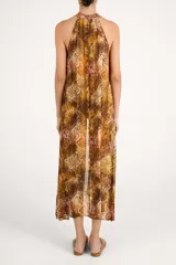 Vestido largo fluido de viscosa con estampado animal print tipo serpiente, escote halter y abertura frontal.