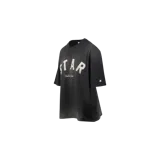 Remera Golden Goose de manga corta, color negro con efecto gastado, corte oversize y cuello redondo. Presenta un estampado frontal con la palabra "STAR" en letras grandes de estilo universitario y la firma "Golden Goose" debajo.