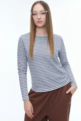 Remera de manga larga con cuello redondo, confeccionada en tejido de algodón con estampado de rayas horizontales finas en tonos gris y azul.
