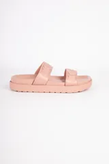 Sandalias abiertas color rosa, con dos tiras anchas con diseño en relieve y plataforma de 4cm.