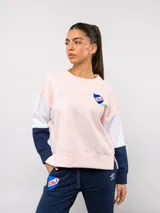 Buzo de cuello redondo con diseño de bloques de color en rojo, blanco y azul. Presenta el logo de Umbro y el escudo del Club Nacional de Football bordados en el pecho.