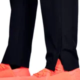 Pantalón deportivo Under Armour de hombre, color negro, confeccionado en tejido ripstop elástico resistente al viento y al agua. Cuenta con forro de malla, pretina elástica con cordón ajustable, bolsillos laterales y cierres en los tobillos.