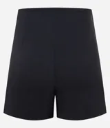 Short pollera negro de bengalina, con superposición asimétrica y corte ajustado. Posee cierre lateral por cremallera invisible y cintura de tiro medio.