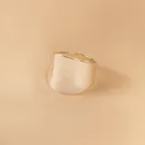 Anillo de plata 925 con diseño minimalista de superficie lisa y brillante, con una forma curva y ergonómica.