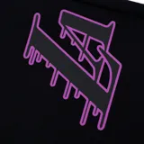 Pantalón de jogging negro de los Los Angeles Lakers con cordón ajustable en la cintura, puños acanalados en tonos violeta y negro, y estampados gráficos laterales con el logo del equipo.