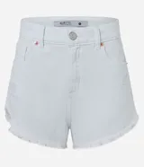 Short slim de sarga color blanco, con trabillas en la cintura, bolsillos y terminación deshilachada en el dobladillo. Cierre delantero con botón y cremallera.