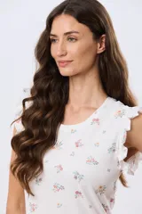 Remera blanca de algodón con delicado estampado floral y volados en las mangas cortas, con diseño de cuello redondo.