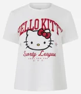 Remera blanca de algodón con cuello redondo y manga corta. Presenta un estampado grande con la cabeza de Hello Kitty en el centro, rodeada por el texto 'HELLO KITTY' en letras rojas con efecto desgastado y la frase 'Sporty' debajo.
