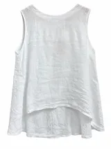 Musculosa de lino color blanco, con cuello redondo y diseño holgado de corte asimétrico, más larga en la parte trasera.
