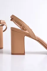 Sandalias plateadas de cuero con pulsera al tobillo y tacón cuadrado.
