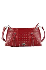 Cartera tipo bandolera de color rojo, confeccionada en material sintético con acabado brillante. Presenta un diseño decorado con múltiples tachas metálicas plateadas, cierres decorativos frontales y un aplique metálico en forma de labios en el centro. Incluye correa ajustable y herrajes plateados.