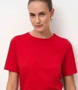 Remera básica de cuello redondo y manga corta, confeccionada en algodón suave y resistente.