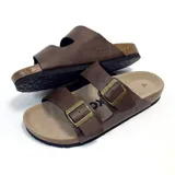 Sandalias marrones con dos correas ajustables con hebillas metálicas.