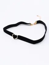 Gargantilla choker de terciopelo negro con dije de corazón dorado.