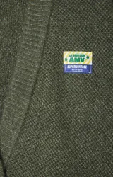 Cárdigan verde oliva de lana con botones dorados, bolsillos delanteros y corte holgado.