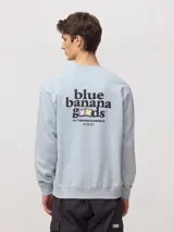 Buzo celeste de cuello redondo, con mangas largas y estampa trasera con la inscripción "blue banana goods".
