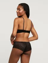 Bombacha estilo brazilian confeccionada en encaje rojo con diseño floral, de tiro medio y cobertura trasera mínima.