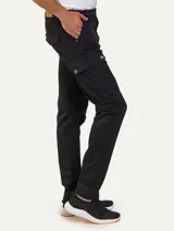 Pantalón cargo negro de corte slim, confeccionado en gabardina con bolsillos laterales con tapa y cierre de botón metálico.