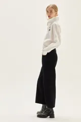 Jean de corte recto confeccionado en denim texturado con diseño de rayas verticales en tonos azul y negro.