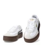Championes Puma Club II Era Platform, color blanco con detalles en negro y suela de plataforma color marrón. Presentan el logo de la marca en dorado en el lateral y refuerzos de gamuza en la puntera y el talón.