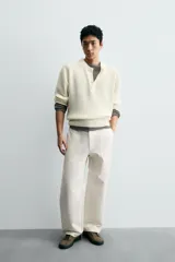 Zapatilla de estilo urbano confeccionada en piel con acabado de serraje. Presenta un diseño minimalista con cordonera oculta y suela de goma a contraste.