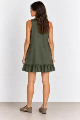 Vestido corto sin mangas color verde militar con ribetes y alamares en color naranja, cuello mao, cierre frontal con botones y volado en el ruedo.