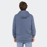 Campera canguro de felpa azul con capucha ajustable, cierre frontal completo y bolsillos tipo kiko. Presenta un parche estilo vintage en el pecho.