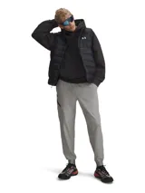 Jogger deportivo Under Armour de tejido técnico repelente al agua, con cintura elástica, cordón interno y bragueta funcional. Presenta bolsillos laterales y un bolsillo con cierre sellado en el muslo, con puños elásticos en los tobillos.