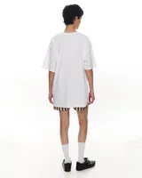 Remera blanca de algodón con bordado manual de un sol, olas y peces.