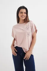 Remera rosa pálido de corte holgado con aplique de flores con strass.