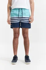 Short de baño celeste con estampado de motivos marinos en blanco. Tiene cintura elástica con cordón ajustable, dos bolsillos laterales y uno trasero.