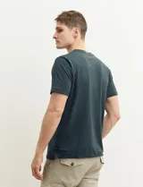 Remera verde militar de manga corta y cuello redondo.