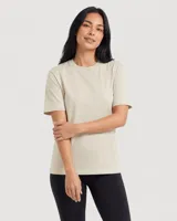 Remera básica de corte clásico y mangas cortas, confeccionada en algodón color beige.