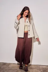 Pantalón babucha de lyocell color marrón, de corte ancho y silueta abombada, con cintura elástica fruncida.