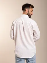 Camisa de manga larga Polanco, confeccionada en una mezcla de lino y algodón, con cuello abotonado y cierre frontal de botones.