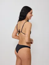 Top de bikini Rusty modelo Melina, color negro, con diseño triangular y tirantes finos ajustables.