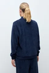 Campera tipo bomber de tejido acanalado en color azul marino, con cuello redondo, cierre frontal con botones a presión y puños elásticos.