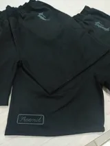 Bermuda color beige de gabardina de algodón con cintura elástica, corte amplio y bordado con logo en una pierna.