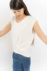 Remera básica de algodón color blanco, con escote en V y mangas cortas con terminación al corte.