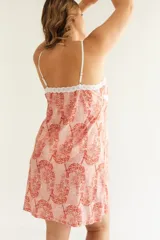 Camisón corto rosado con estampado de leopardos y detalles de puntilla blanca en el escote.
