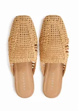 Sandalias tipo loafer destalonadas en color beige, confeccionadas con capellada trenzada efecto rafia, punta cuadrada y suela plana.