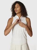 Musculosa deportiva blanca de calce ajustado, con cuello alto y medio cierre frontal. Confeccionada en tejido técnico con tecnología Aircool para mayor transpirabilidad y frescura.