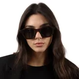 Lentes de sol con armazón de acetato negro y diseño de marco cuadrado con bordes redondeados. Cuentan con cristales oscuros con protección UV400.
