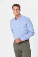 Camisa celeste con estampado a cuadros, de manga larga, con cuello abotonado, bolsillo en el pecho y logo bordado.