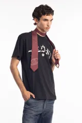 Corbata de poliéster color borgoña con estampado geométrico y logo de la marca serigrafiado en blanco.