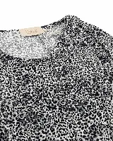 Blusa de corte relajado color blanco, con cuello redondo y mangas tres cuartos de calce holgado.